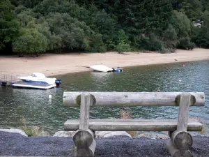 Pareloup lake - Lévézou plateau: bench overlooking the lake and a sandy beach