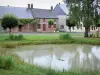 Parfondeval - Place du village avec sa mare, ses arbres et ses façades de maisons ; en Thiérache