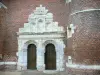 Parfondeval - Renaissance deur in witte steen van de kerk van St. Medard in de Thierache