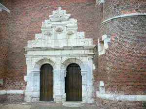 Parfondeval - Portail Renaissance en pierre blanche de l'église Saint-Médard ; en Thiérache