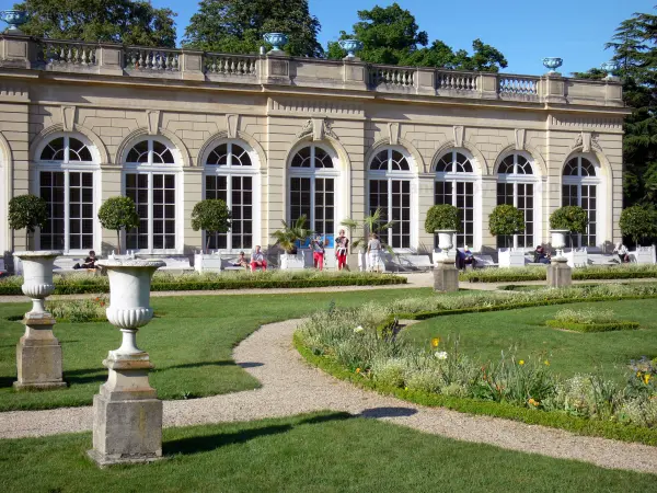 Park Bagatelle - Orangerie (Wintergarten) und blühende Beete des Parks Bagatelle, im Herzen des Waldes Boulogne