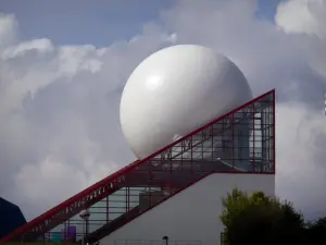 Park Futuroscope - Witte bol en glazen prisma van de Futuroscope paviljoen (gebouw, futuristisch)