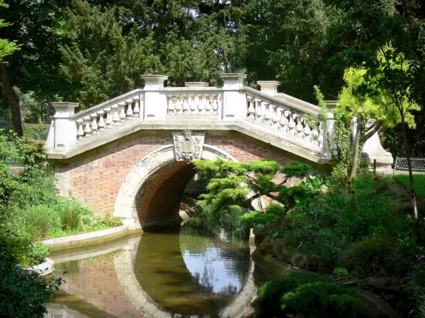 Park Monceau - Kleine romantische Brücke sich im Wasser widerspiegelnd