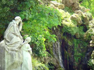 Park Monceau - Denkmal für Ambroise Thomas (französischer Komponist) und Wasserfall mit grünem Rahmen