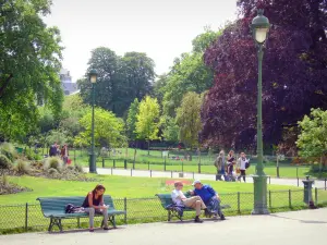 Park Monceau - Kleine Pause auf den Sitzbänken des Parks