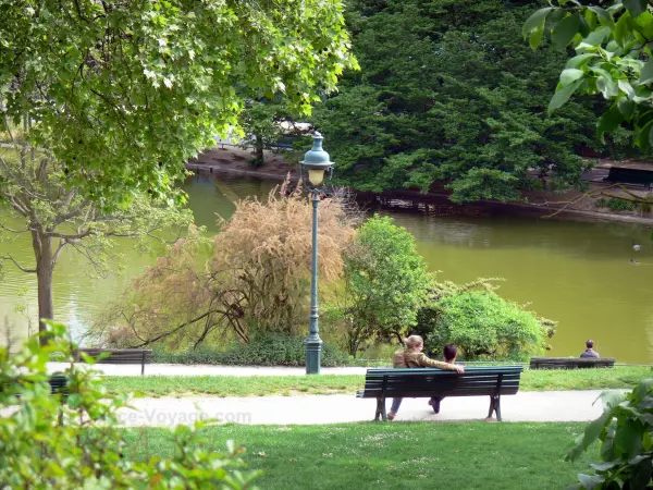 Park Montsouris - Bomen en bank door het meer