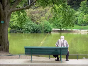 Park Montsouris - Rusten op een bankje aan het meer