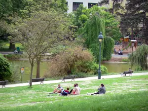 Park Montsouris - Ontspannen op het gazon aan het meer