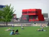 Park van la Villette - Ontspannen op het gazon van het park; Onderzeeër Argonaute achtergrond