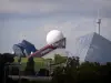 Parque Futuroscope - Edifícios com arquitetura futurista: Omnimax em primeiro plano, pavilhão Futuroscope (esfera branca e prisma de vidro) e Kinemax em segundo plano