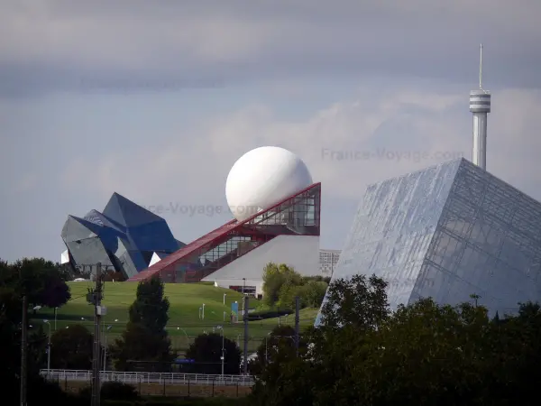 Parque de Futuroscope - Edificios futurista arquitectura: Omnimax en el primer plano, el pabellón de Futuroscope (esfera blanca y el prisma de vidrio), y el fondo Kinemax