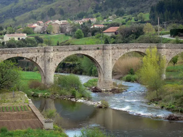 Parque Natural Regional de Alto Languedoc - Puente sobre el río, y las casas de algunos árboles de la aldea