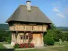 Parque Natural Regional de los Bucles del Sena Normando - El alcalde de Saint-Sulpice-de-Grimbouville instalado en una casa de entramado de madera (casa medieval con un techo de paja) en el valle del Risle