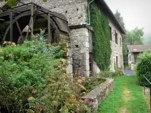 Parque Natural Regional Livradois-Forez - Sitio de la fábrica de Richard de Bas (vivienda molino de papel del Museo de Historia de papel): edificio de piedra y la rueda