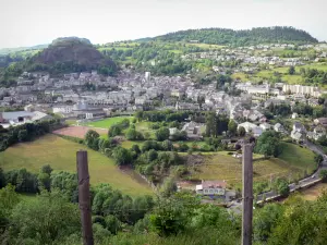 Parque Natural Regional de los Volcanes de Auvernia - Panorama de la ciudad de Murat y el montículo de basalto Bonnevie de las rocas Bredons