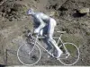 Pass Tourmalet - Am Pass Tourmalet (Gebirgspass der Pyrenäen), Standbild darstellend einen Radfahrer