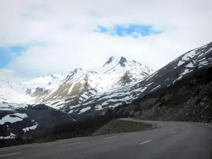 Passo del Lautaret - Ascent Lautaret (strada), con vista sulle montagne punteggiate di neve nel Parco Nazionale degli Ecrins