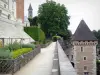 Pau - Jardin Renaissance du château de Pau et tour de la Monnaie en contrebas ; dans le Béarn