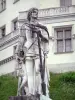 Pau - Statue de Gaston Fébus au pied du château