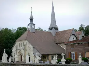 Pays du Der - Kirche Notre-Dame-en-sa-Nativité und Kreuze des Friedhofes von Puellemontier