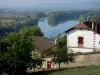 Paysages de l'Ain - Maisons de la ville de Trévoux avec vue sur la rivière Saône bordée d'arbres (vallée de la Saône)