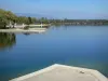 Paysages de l'Ain - Lac de Divonne-les-Bains et sa rive plantée d'arbres