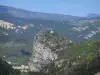 Paysages des Alpes-de-Haute-Provence - Roc (rocher) avec sa chapelle Notre-Dame du Roc surplombant la ville de Castellane ; dans le Parc Naturel Régional du Verdon