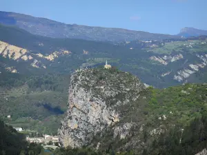 Paysages des Alpes-de-Haute-Provence - Roc (rocher) avec sa chapelle Notre-Dame du Roc surplombant la ville de Castellane ; dans le Parc Naturel Régional du Verdon