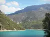 Paysages des Alpes-de-Haute-Provence - Lac de Chaudanne (retenue d'eau) couleur émeraude et montagnes ; dans le Parc Naturel Régional du Verdon