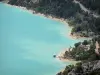 Paysages des Alpes-de-Haute-Provence - Lac de Sainte-Croix (retenue d'eau) couleur émeraude et ses rives plantées d'arbres ; dans le Parc Naturel Régional du Verdon