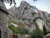 Paysages des Alpes-de-Haute-Provence - Falaise (parois rocheuses) dominant les maisons du village de Moustiers-Sainte-Marie ; dans le Parc Naturel Régional du Verdon