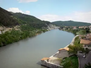 Paysages des Alpes-de-Haute-Provence - Rivière Durance, maisons de la ville de Sisteron et collines
