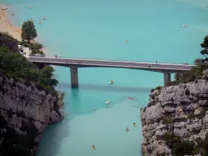 Paysages des Alpes-de-Haute-Provence - Pont enjambant le lac de Sainte-Croix et parois rocheuses surplombant la retenue d'eau couleur émeraude ; dans le Parc Naturel Régional du Verdon