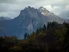 Paysages alpins de Savoie - Arbres en automne et montagne (route des Grandes Alpes)