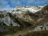 Paysages alpins de Savoie - Bâtisses en pierre et montagne au sommet enneigé (route de la Madeleine)