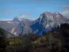 Paysages alpins de Savoie - Arbres aux couleurs de l'automne et montagnes