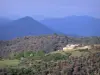 Paysages de l'Ardèche - Ferme dans un cadre de verdure, avec vue sur les collines