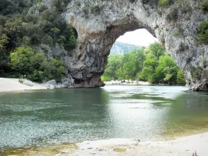 Paysages de l'Ardèche - Gorges de l'Ardèche : Pont d'Arc (arche naturelle) enjambant la rivière Ardèche