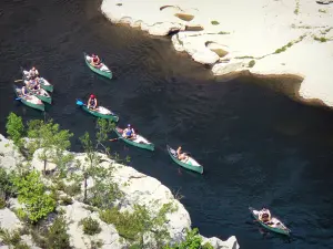 Paysages de l'Ardèche - Gorges de l'Ardèche : descente en canoë sur la rivière Ardèche