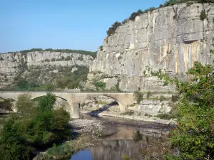 Paysages de l'Ardèche - Pont de Balazuc enjambant la rivière Ardèche et falaises dominant l'ensemble