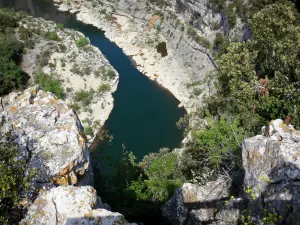 Paysages de l'Ardèche - Gorges de l'Ardèche : vue sur la rivière Ardèche depuis le belvédère du Ranc-Pointu