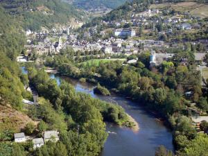 Paysages de l'Aveyron - Vue sur la ville d'Entraygues-sur-TruyÃ¨re et ...