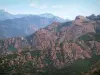 Paysages de Corse intérieure - Montagnes (roche de granit rouge) avec sommet enneigé du Monte Cinto en arrière-plan
