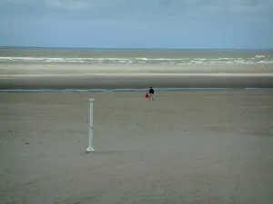 Paysages de la Côte d'Opale - Plage de sable avec douche, promeneurs et mer (la Manche), au Touquet-Paris-Plage