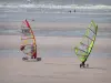 Paysages de la Côte d'Opale - Plage de sable avec deux personnes pratiquant le speed-sail (planches à voile sur roulettes) et mer (la Manche), à Hardelot-Plage (Parc Naturel Régional des Caps et Marais d'Opale)