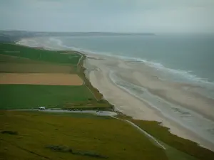 Paysages de la Côte d'Opale - Du cap Blanc-Nez, vue sur les pelouses herbeuses, les champs, les plages de sable, la mer et le cap Gris-Nez en arrière-plan (Parc Naturel Régional des Caps et Marais d'Opale)