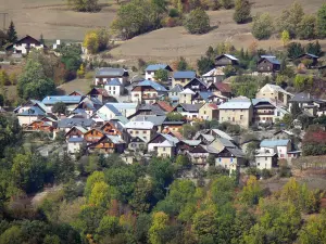 Paysages du Dauphiné - Village de l'Oisans entouré d'arbres et d'herbages