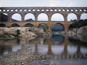 Paysages du Gard - Pont du Gard : pont-aqueduc romain (monument antique) à trois étages (niveaux) d'arcades (arches) enjambant la rivière Gardon ; dans la commune de Vers-Pont-du-Gard
