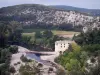 Paysages du Gard - Vallée de la Cèze : rivière Cèze, moulin, arbres au bord de l'eau et collines