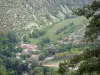 Paysages du Gard - Vue sur le village de Navacelles, au coeur du cirque de Navacelles